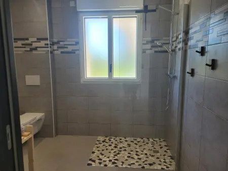Gîte confortable avec piscine couverte et spa à Couzon - Photo 32