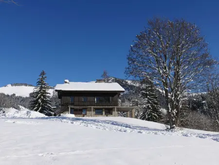 Appartement typique 75m², 2 chambres, balcon, face au télésiège, parking, proche front de neige. - Photo 1