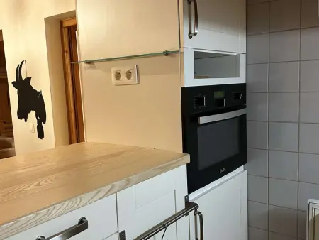 Appartement typique 75m², 2 chambres, balcon, face au télésiège, parking, proche front de neige. - Photo 5