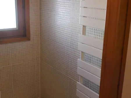 Appartement typique 75m², 2 chambres, balcon, face au télésiège, parking, proche front de neige. - Photo 7
