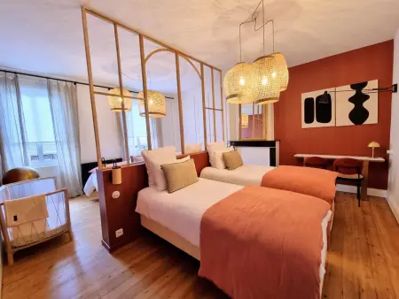Grande Maison Bourgeoise avec Cour Privative, 5 Chambres, WiFi, Proche Commerces et Nature - Photo 4
