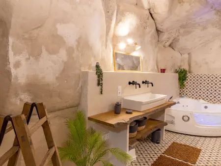 Gîte troglodyte unique avec jacuzzi, billard et jardin, près de Doué La Fontaine et Saumur - Photo 3