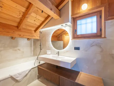 Chalet de luxe Alpe d'Huez avec spa et ski aux pieds - Photo 8