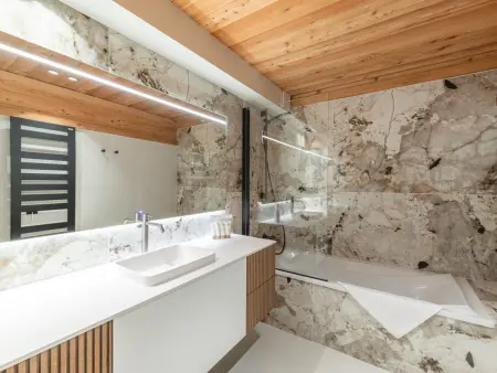 Chalet de luxe Alpe d'Huez avec spa et ski aux pieds - Photo 12
