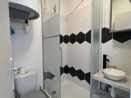 Appartement rénové 1 chambre + cabine, parking privé, à 400m de la plage - Photo 9
