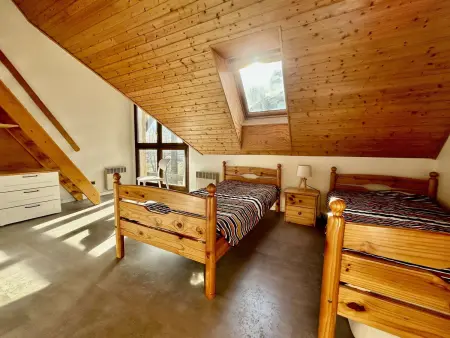 Grand appartement 4 chambres, proche centre et pistes, parking privatif - Photo 7