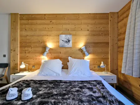Luxueux Appartement 2 Chambres au Cœur de Courchevel 1850, Balcon, Parking et Services Inclus - Photo 2