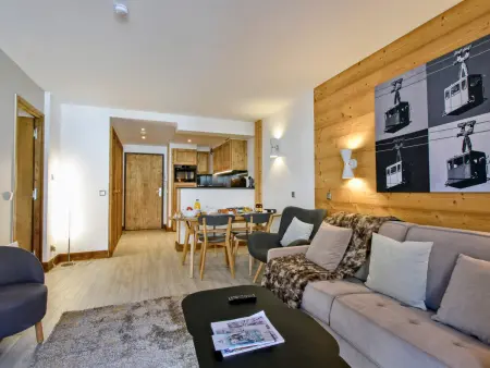 Luxueux Appartement 2 Chambres au Cœur de Courchevel 1850, Balcon, Parking et Services Inclus - Photo 3