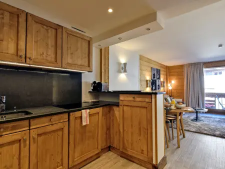 Luxueux Appartement 2 Chambres au Cœur de Courchevel 1850, Balcon, Parking et Services Inclus - Photo 4