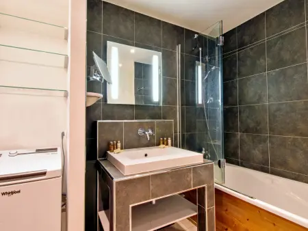 Luxueux Appartement 2 Chambres au Cœur de Courchevel 1850, Balcon, Parking et Services Inclus - Photo 5