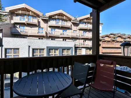 Luxueux Appartement 2 Chambres au Cœur de Courchevel 1850, Balcon, Parking et Services Inclus - Photo 9