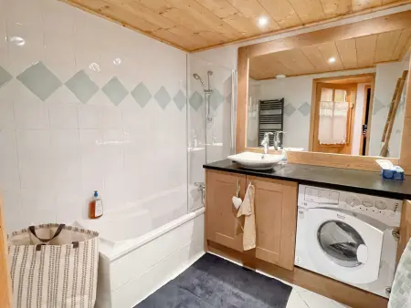 Appartement T3 avec balcon et grande terrasse, proche centre et ski-bus, parking inclus - Photo 4