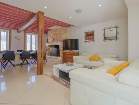 Maison familiale au bord du lac avec piscine, véranda climatisée et jardin fleuri - Photo 4