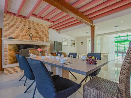 Maison familiale au bord du lac avec piscine, véranda climatisée et jardin fleuri - Photo 5