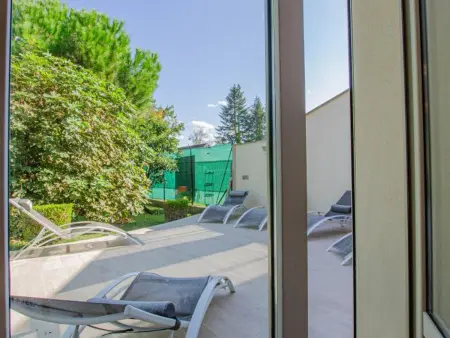 Maison familiale au bord du lac avec piscine, véranda climatisée et jardin fleuri - Photo 10