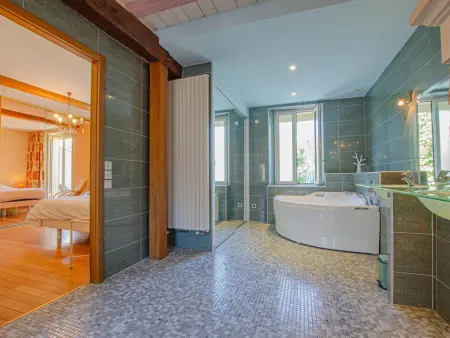 Maison familiale au bord du lac avec piscine, véranda climatisée et jardin fleuri - Photo 11