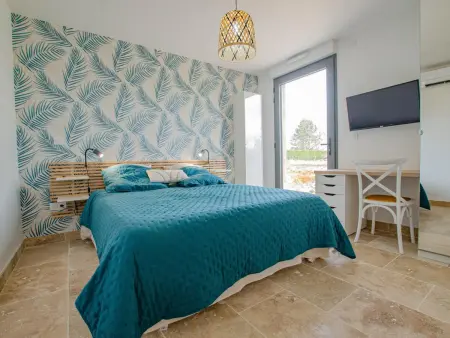 Maison de charme avec piscine chauffée, jardin méditerranéen et équipements complets - Photo 8
