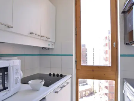 Appartement fonctionnel au cœur des pistes avec balcon et accès piscine - Photo 1