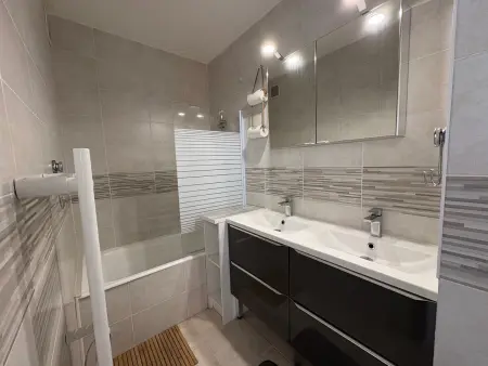 Studio lumineux avec alcôve, balcon face mer, parking privé - Photo 6