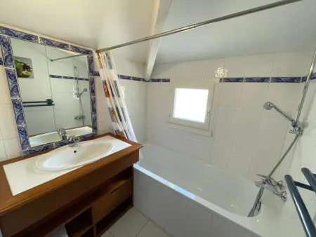 Maison chaleureuse avec piscine collective, près de la forêt, WiFi, parking privé - Photo 6