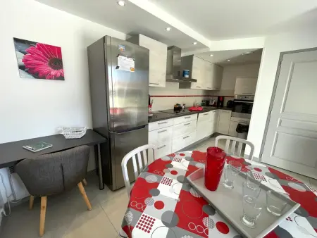 Maison chaleureuse avec piscine collective, près de la forêt, WiFi, parking privé - Photo 9