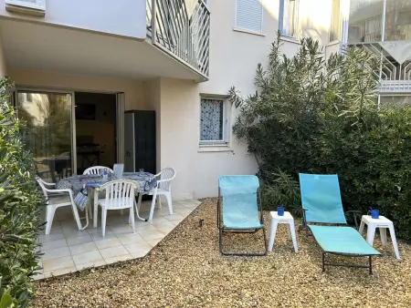 Deux Pièces avec Terrasse, Cour Privée et Piscine - Le Grau-du-Roi - Photo 1