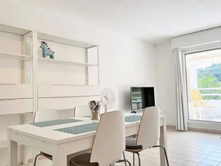 Appartement en bord de mer avec terrasse, 3 pièces, 4 couchages, parking privé au Lavandou - Photo 2