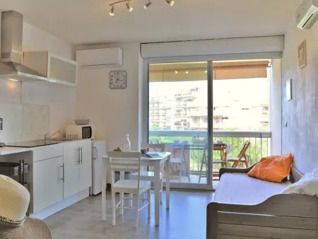Studio climatisé avec terrasse et parking - 4 couchages - Le Lavandou - Photo 1