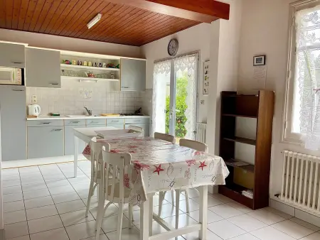 Maison de Pays avec Grand Jardin, Proche Centre et Plage - Photo 3