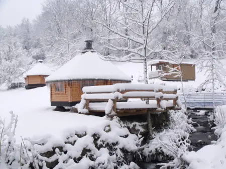 Escapade Romantique: Cabane avec Terrasse Panoramique, Poêle à Bois et Éclairage Multicolore - Photo 1