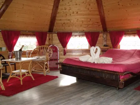 Escapade Romantique: Cabane avec Terrasse Panoramique, Poêle à Bois et Éclairage Multicolore - Photo 2