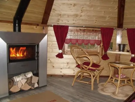 Escapade Romantique: Cabane avec Terrasse Panoramique, Poêle à Bois et Éclairage Multicolore - Photo 3