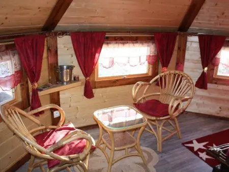 Escapade Romantique: Cabane avec Terrasse Panoramique, Poêle à Bois et Éclairage Multicolore - Photo 4