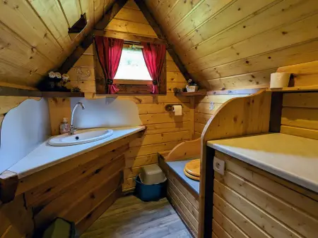 Escapade Romantique: Cabane avec Terrasse Panoramique, Poêle à Bois et Éclairage Multicolore - Photo 5