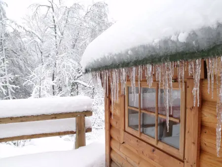 Escapade Romantique: Cabane avec Terrasse Panoramique, Poêle à Bois et Éclairage Multicolore - Photo 7