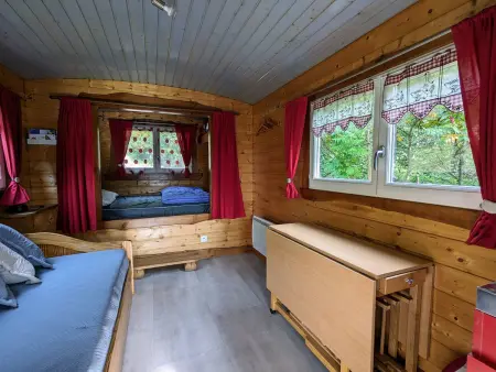 Roulotte cosy avec kitchenette, ruisseau apaisant et espace bien-être, nuit insolite à Ferdrupt - Photo 2