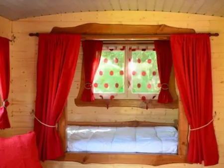 Roulotte cosy avec kitchenette, ruisseau apaisant et espace bien-être, nuit insolite à Ferdrupt - Photo 3