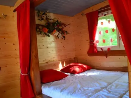 Roulotte cosy avec kitchenette, ruisseau apaisant et espace bien-être, nuit insolite à Ferdrupt - Photo 4