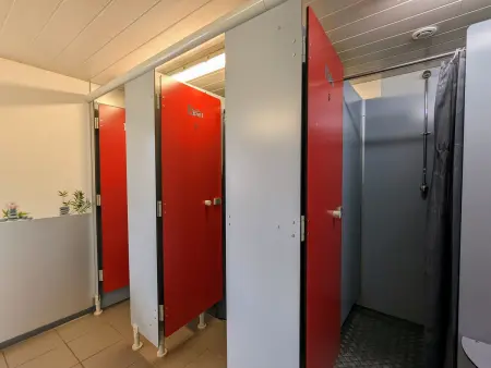 Roulotte cosy avec kitchenette, ruisseau apaisant et espace bien-être, nuit insolite à Ferdrupt - Photo 13