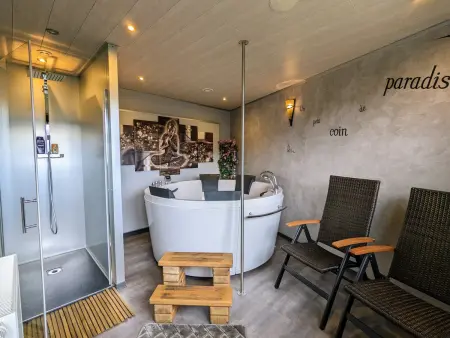 Roulotte cosy avec kitchenette, ruisseau apaisant et espace bien-être, nuit insolite à Ferdrupt - Photo 18