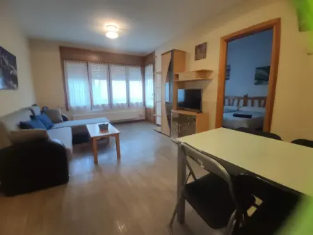 Charmant Appartement à Jaca avec Piscine Commune et Parking, idéal pour Familles - Photo 1