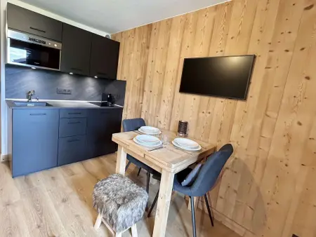 Charmant studio avec balcon exposé sud, casier à skis et parking, proche des pistes à Demi-Quartier - Photo 3