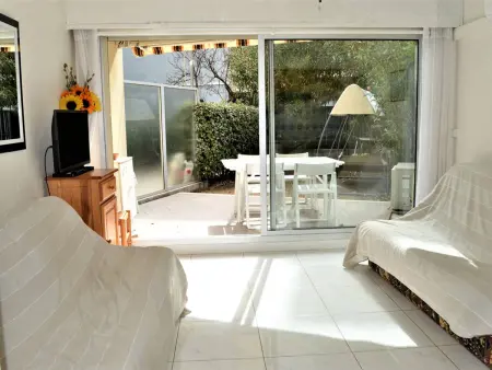 Studio climatisé, accès piscine, terrasse, proche plage et commerces - Photo 2