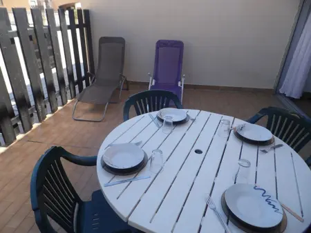 Appartement 2 Pièces avec Grande Terrasse et Parking – Proche Mer, Calme, 4 Couchages - Photo 2