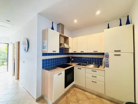Appartement 3 pièces avec terrasse et climatisation à 1.3 km de la plage, parking inclus - Photo 2