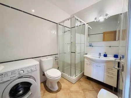 Appartement 3 pièces avec terrasse et climatisation à 1.3 km de la plage, parking inclus - Photo 27