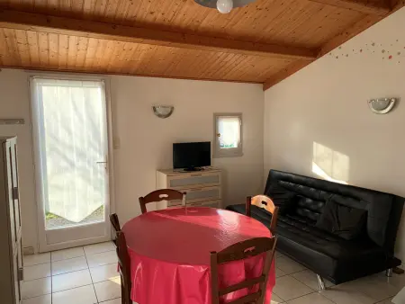 Maison conviviale : piscine chauffée, tennis, proche mer - Photo 6