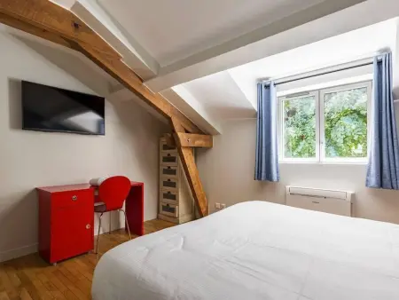 Élégante maison à Vichy : piscine chauffée, jardin arboré, terrasse et climatisation - Photo 4