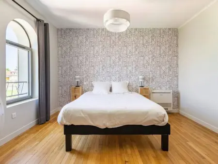 Élégante maison à Vichy : piscine chauffée, jardin arboré, terrasse et climatisation - Photo 6