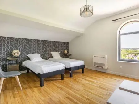 Élégante maison à Vichy : piscine chauffée, jardin arboré, terrasse et climatisation - Photo 7
